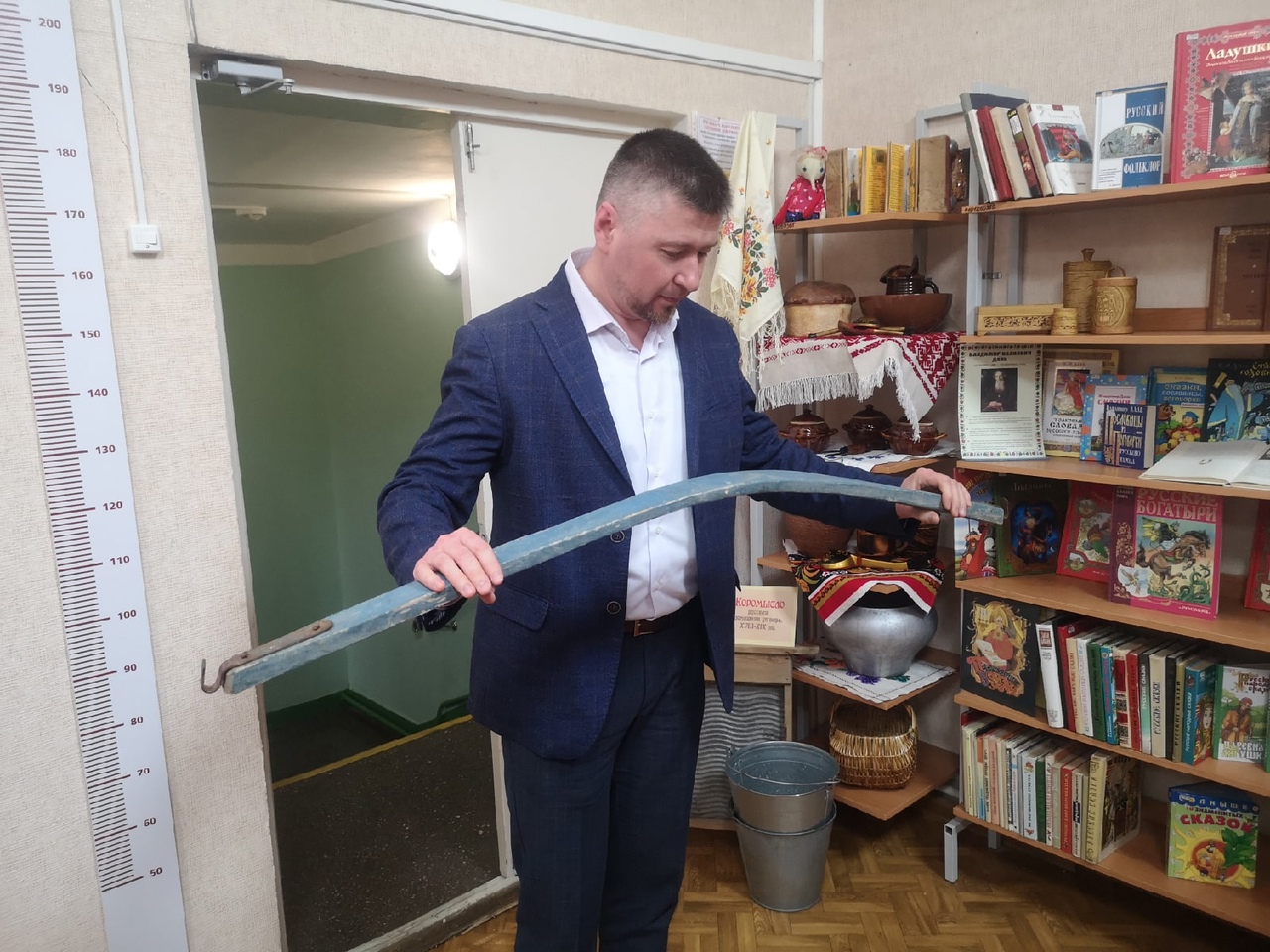 В саратовской библиотеке предлагают примерить коромысло и потрогать старинную печку