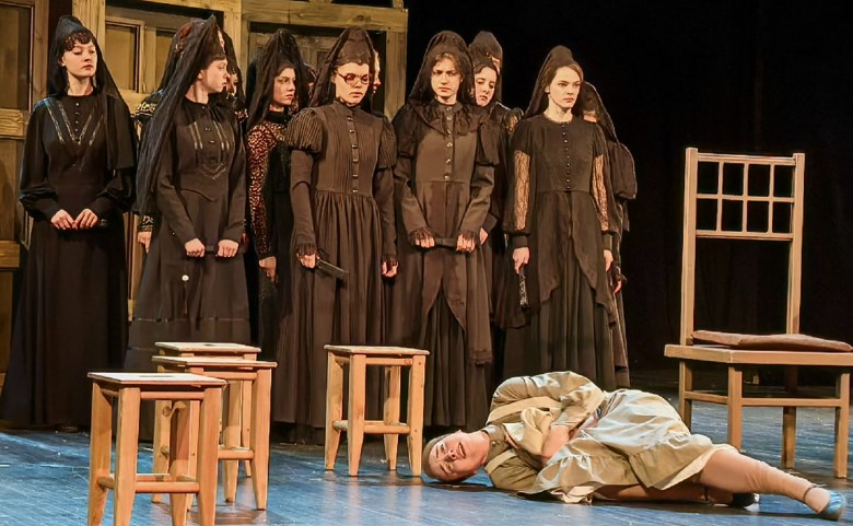 В Саратовском ТЮЗе испанки похоронили молодость и любовь