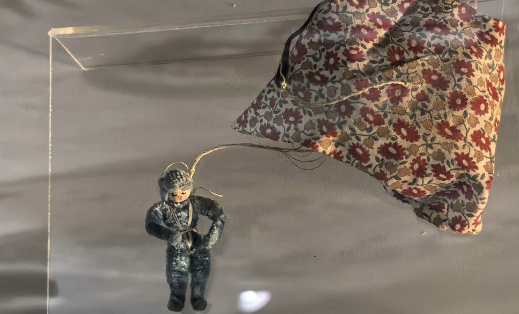 Елочная игрушка парашютист