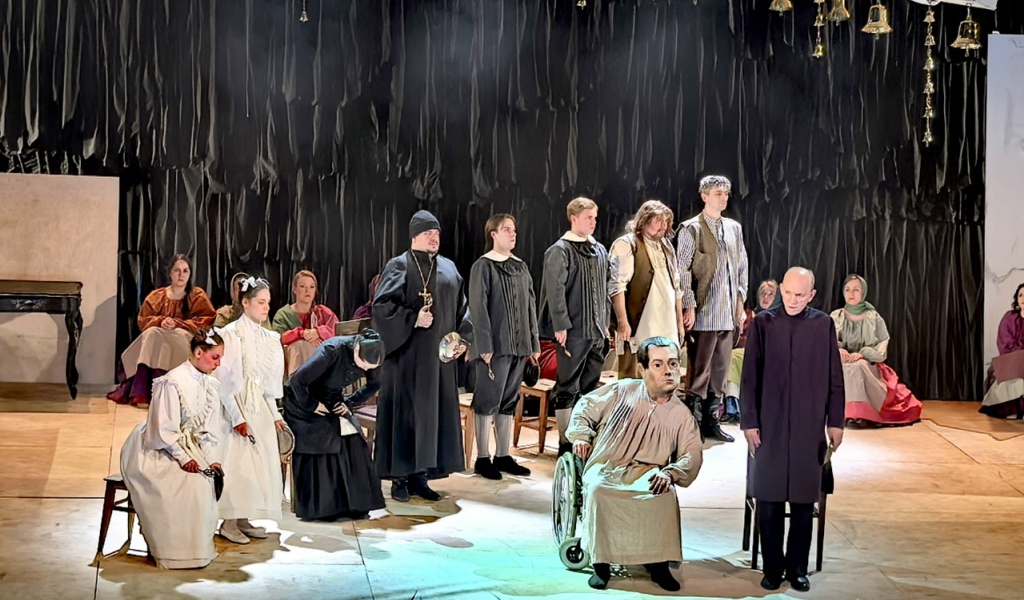 Бросает в дрожь: в саратовском ТЮЗе поставили мрачный спектакль о «Господах Головлевых»