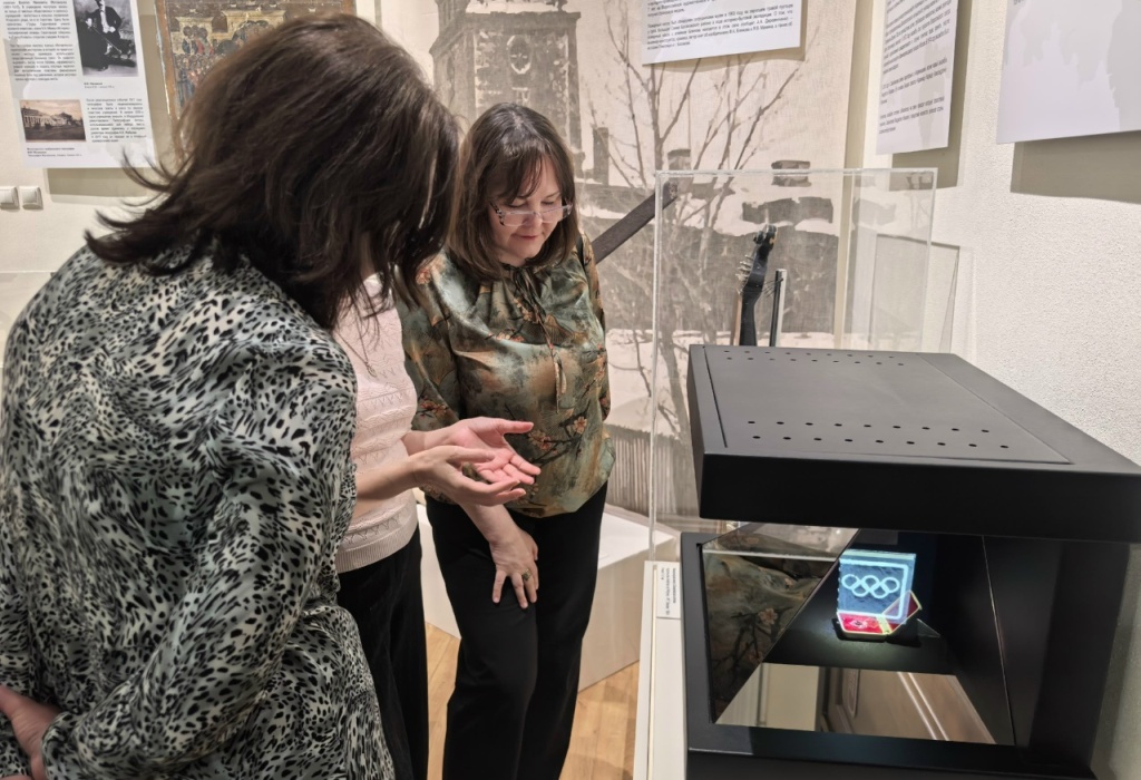 Самая маленькая книга на постаменте