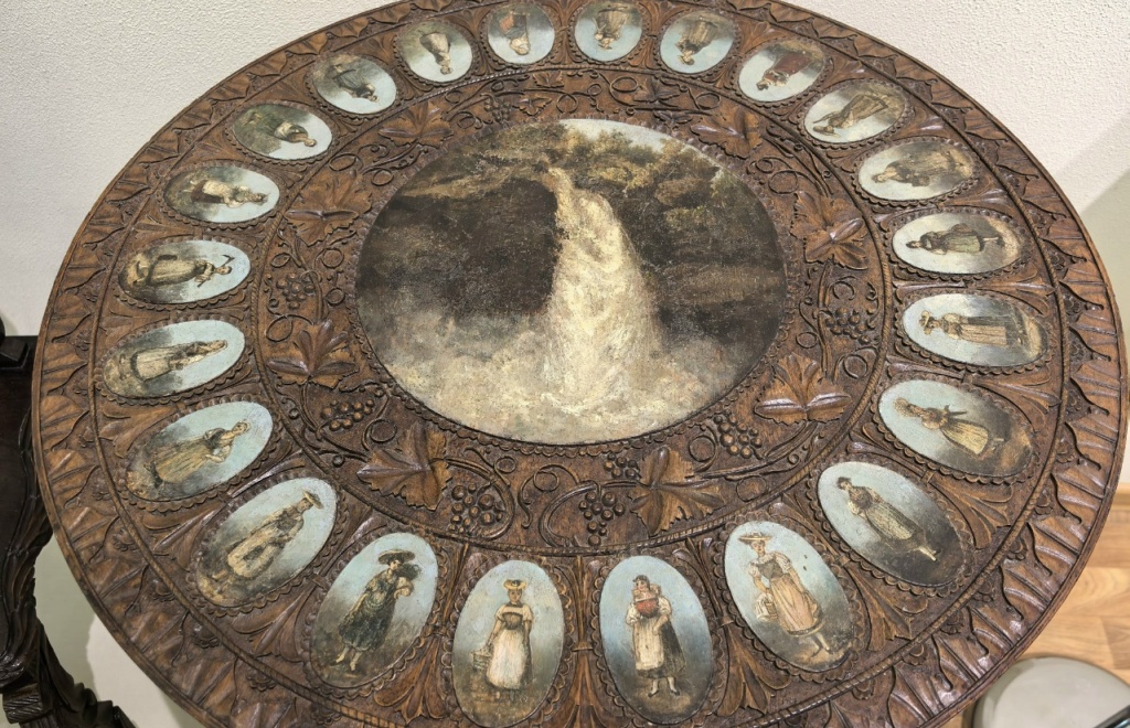 Стол с водопадом