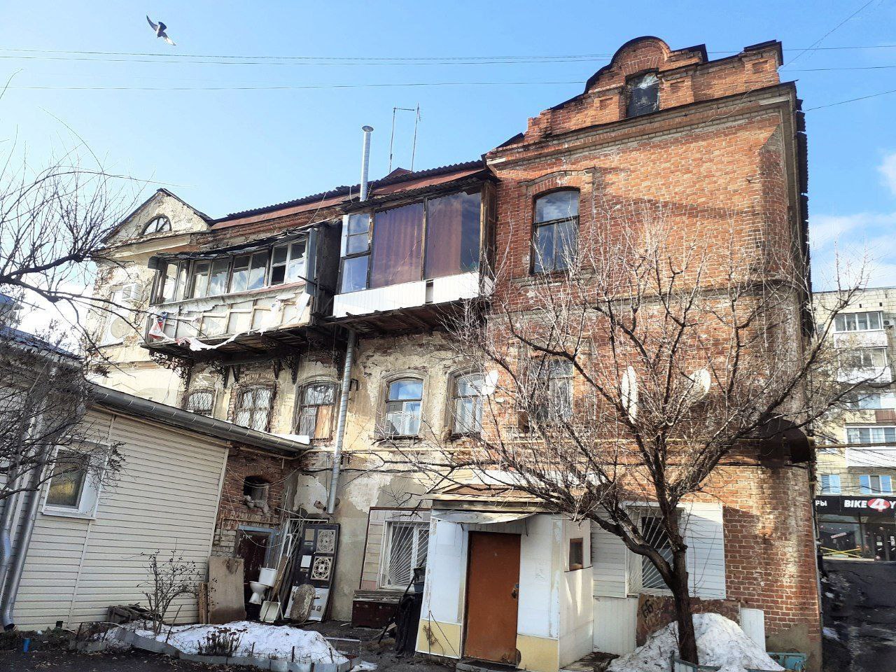 В центре Саратова в разрушающемся историческом особняке люди проживают, как во время войны