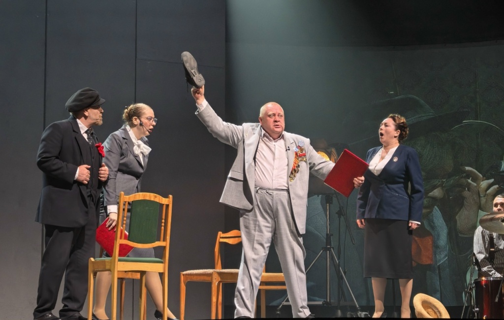 В саратовском театре Хрущев погрозил зрителям своим знаменитым ботинком В саратовском театре Хрущев погрозил зрителям своим знаменитым ботинком