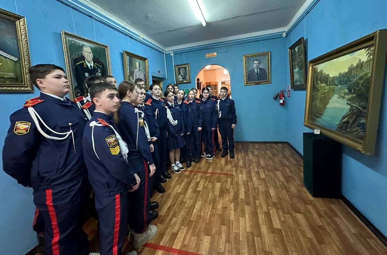 Герои в лицах: в Калининске представили портреты прославленных земляков
