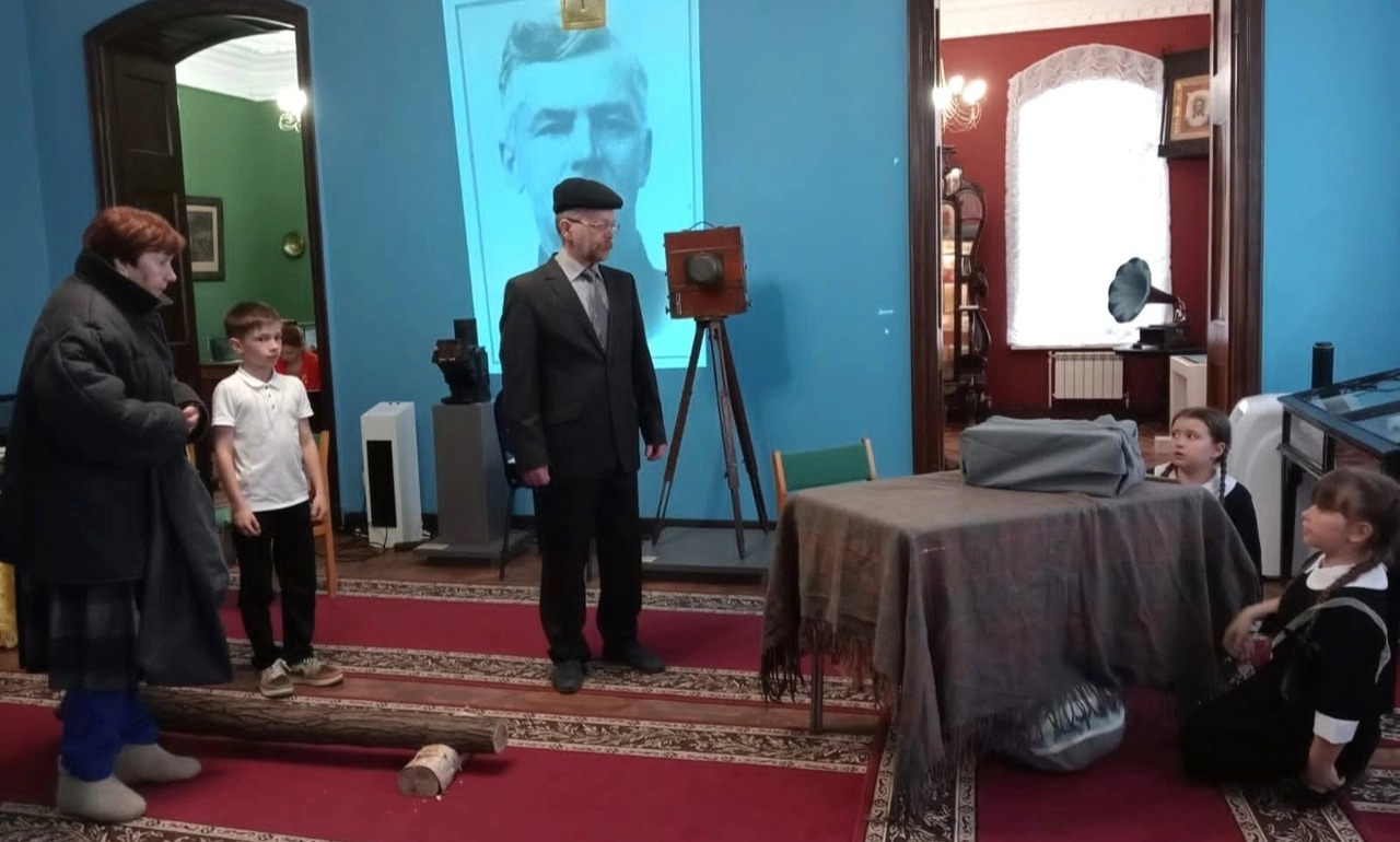 Заставить ребенка радоваться сухарю: саратовские школьники сыграли в спектакле о голодном детстве