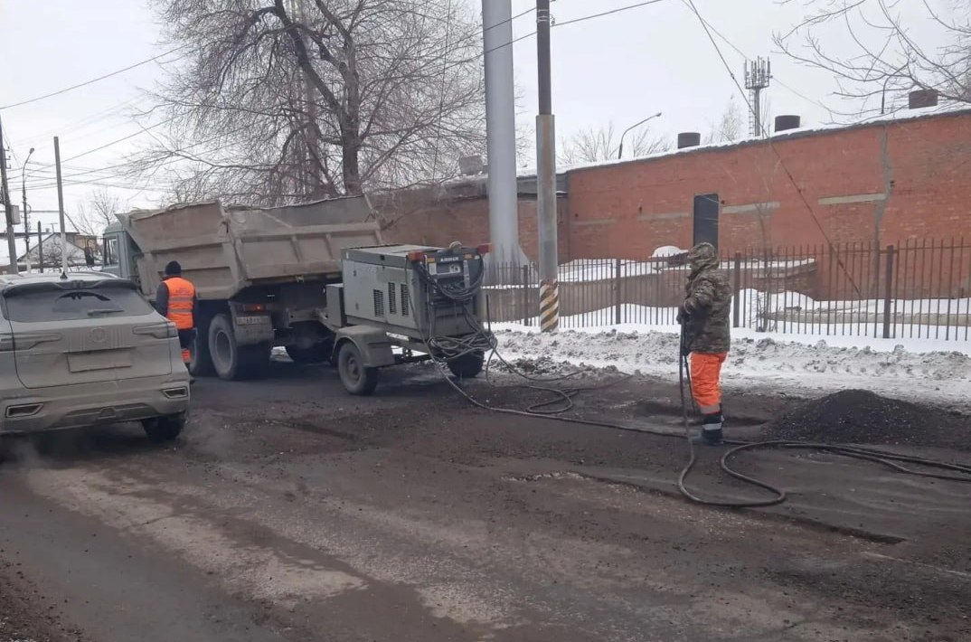 Среди зимы в Энгельсе ставят латки на главных дорогах Среди зимы в Энгельсе ставят латки на главных дорогах