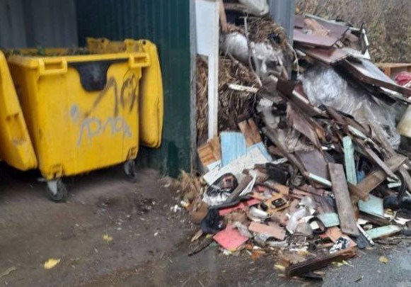 Мусор везде еще