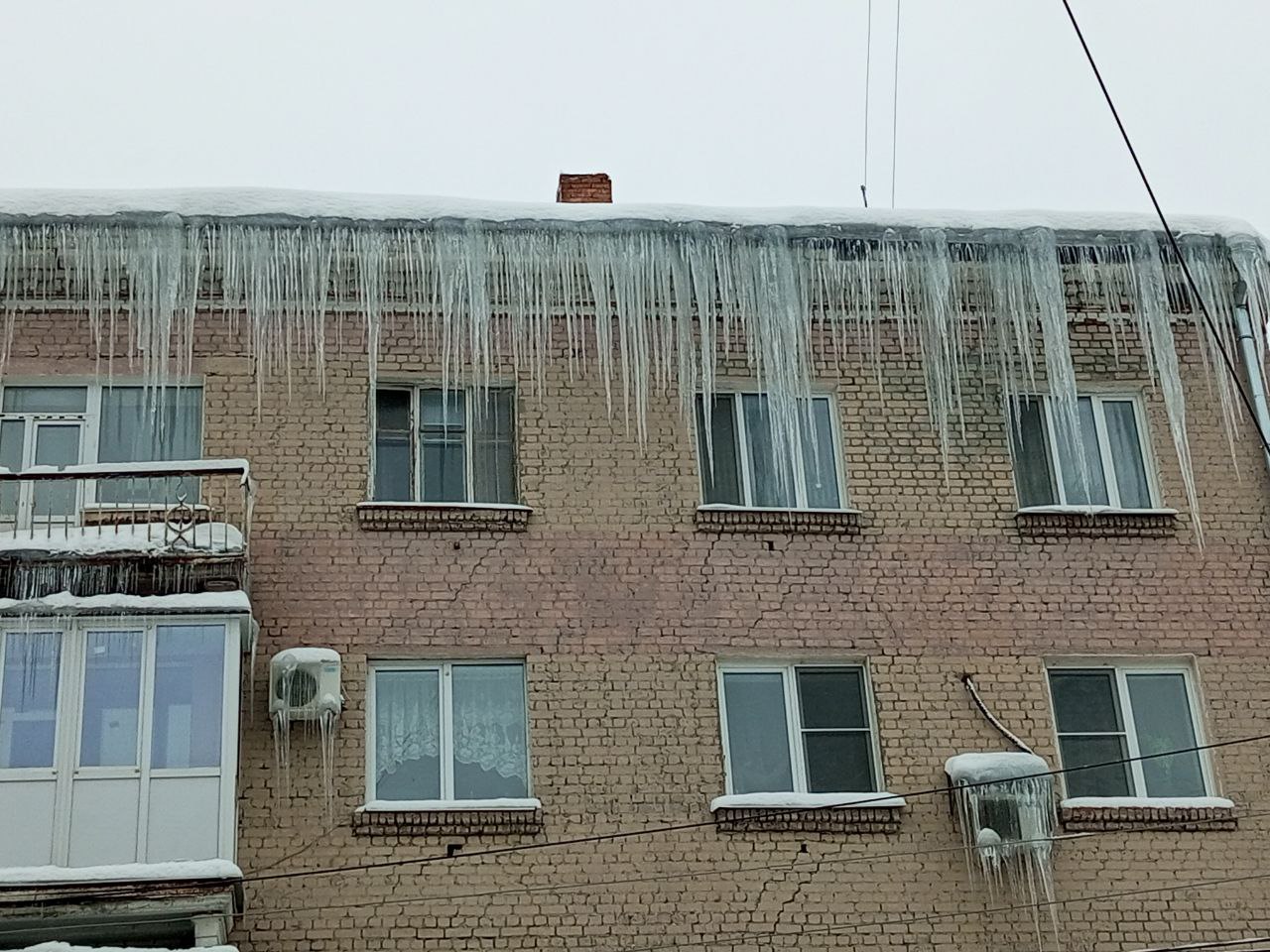 Саратовцы жалуются на сосульки высотой с этаж