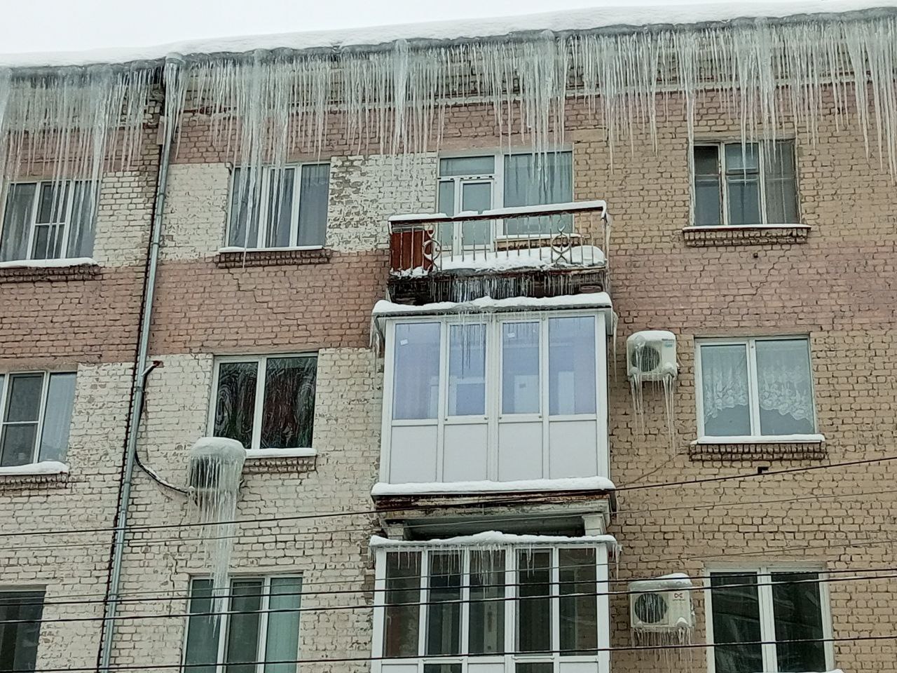 Гигантские сосульки на Мичурина