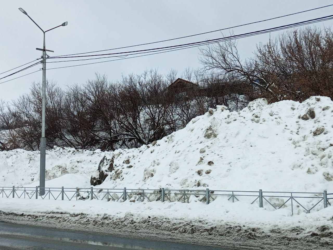 Саратовцы опасаются, что снежный полигон в Затоне весной смоет новый пляж Саратовцы опасаются, что снежный полигон в Затоне весной смоет новый пляж