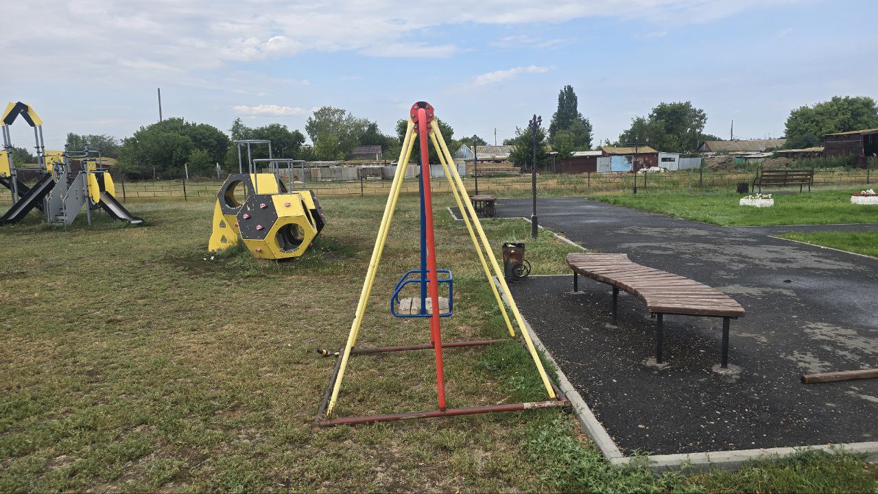Детскую площадку разгромили в Дергачах