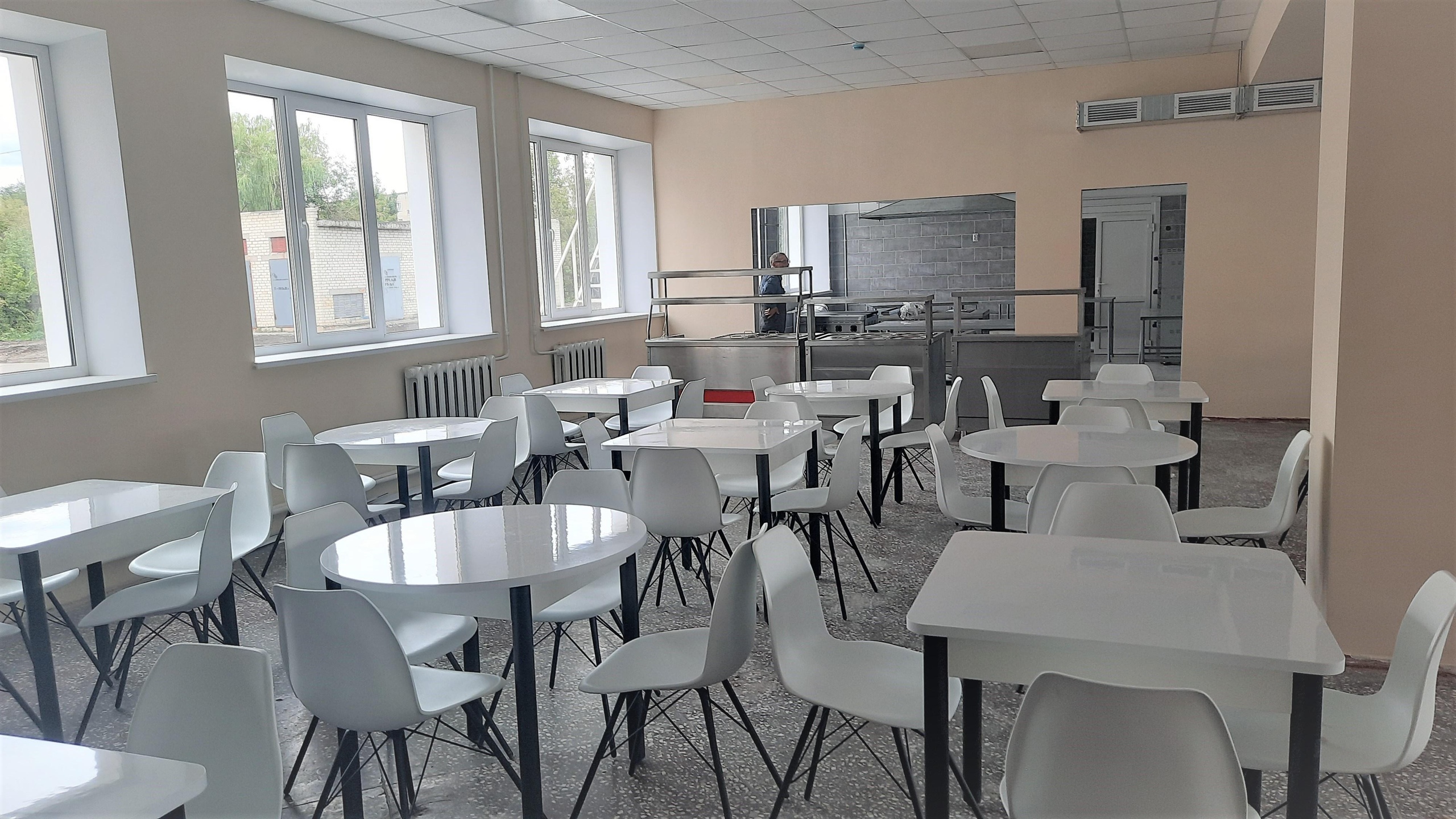 «Уходит в мусорку»: саратовцы жалуются Володину на школьную еду