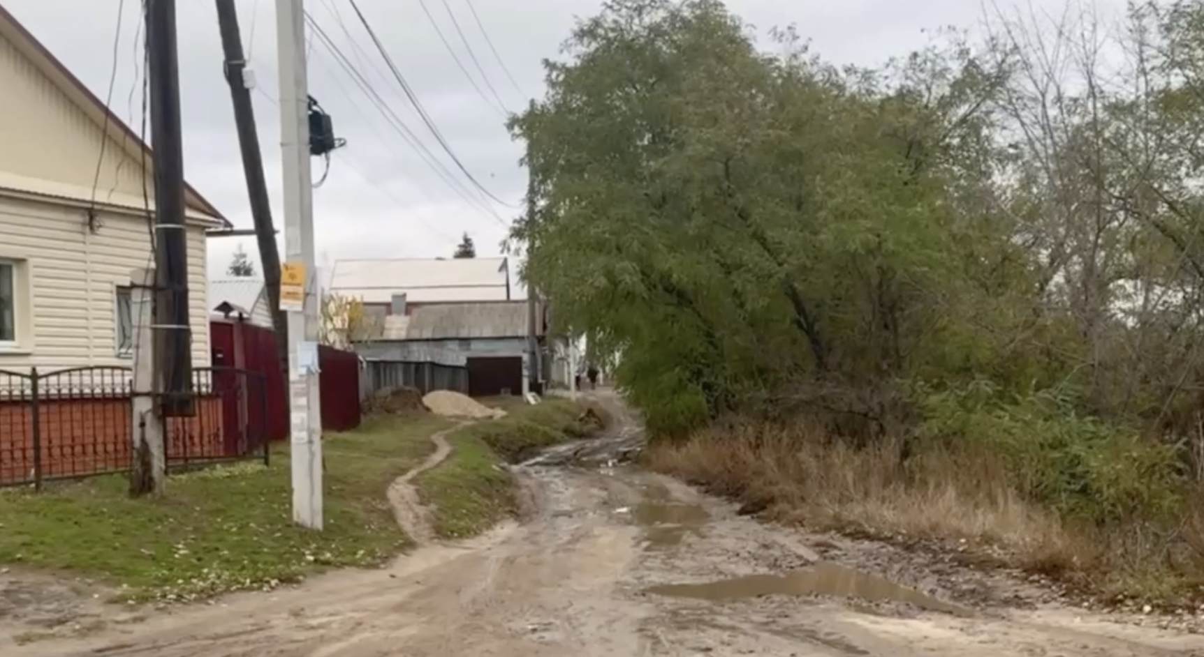«Только на тракторе ехать»: жители Энгельса просят отремонтировать дороги в частном секторе