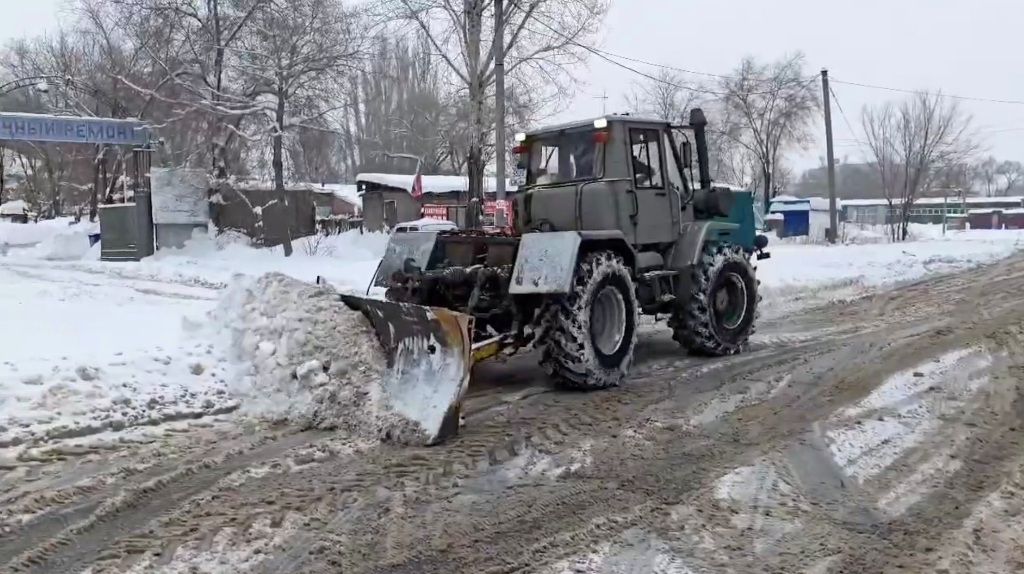 Саратовские фермеры спасают Энгельс от снега