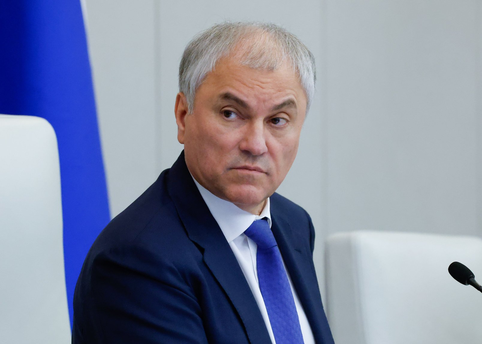 Володин требует отменить разделение медиков по цвету одежды