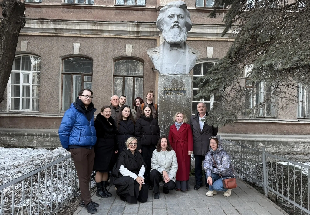 Студенты у памятника Яблочкова