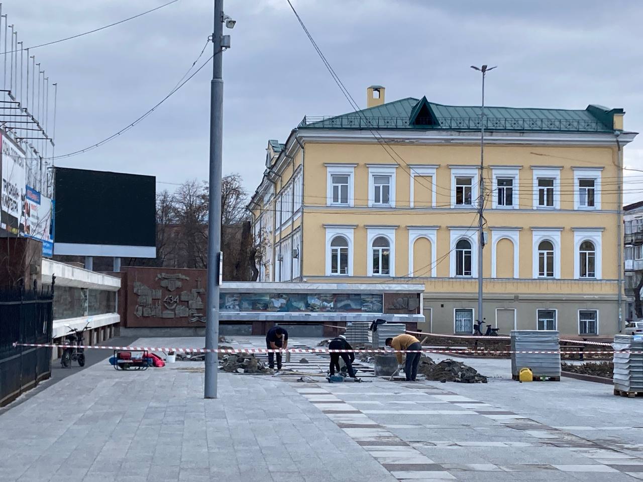 В центре Саратова меняют 1000 квадратных метров плитки