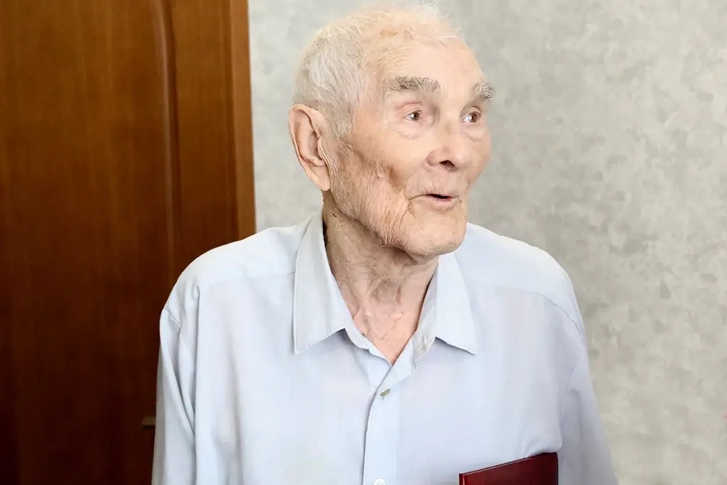 Расписался на Рейхстаге: в Саратове ветеран отмечает вековой юбилей Расписался на Рейхстаге: в Саратове ветеран отмечает вековой юбилей