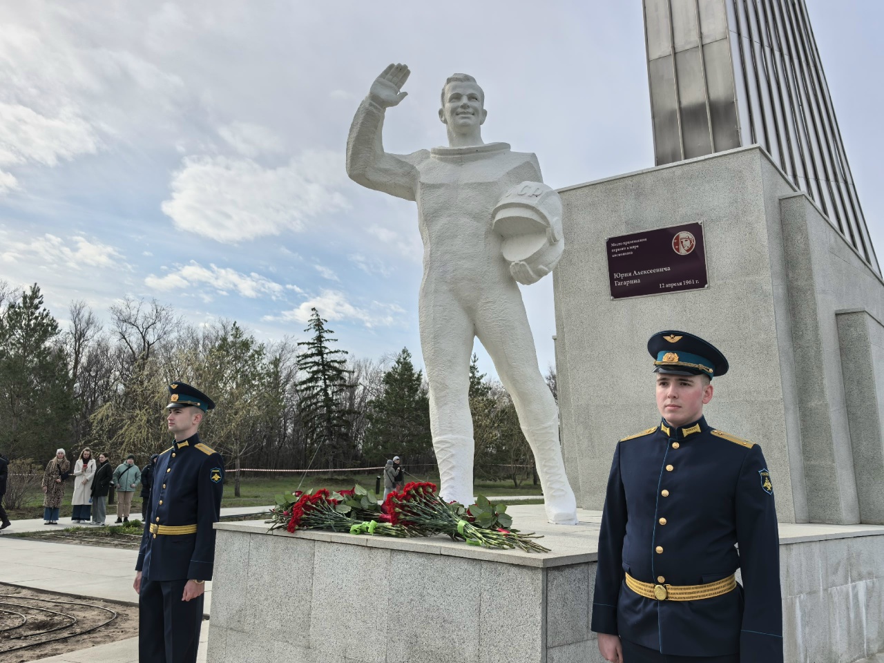 В Энгельсском районе проходят торжества в юбилейный День космонавтики В Энгельсском районе проходят торжества в юбилейный День космонавтики