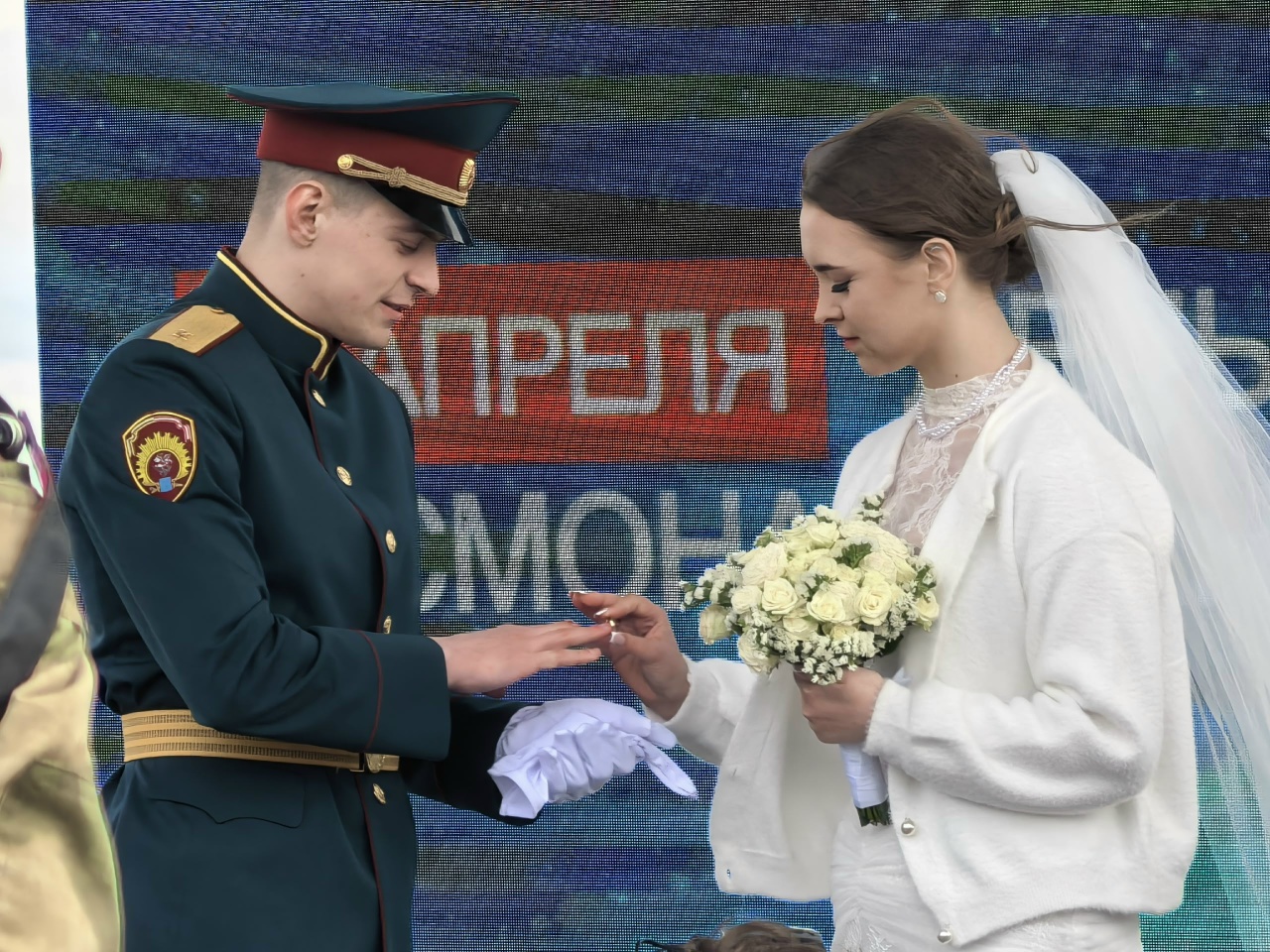 На месте приземления Гагарина под Энгельсом сыграли «космическую» свадьбу