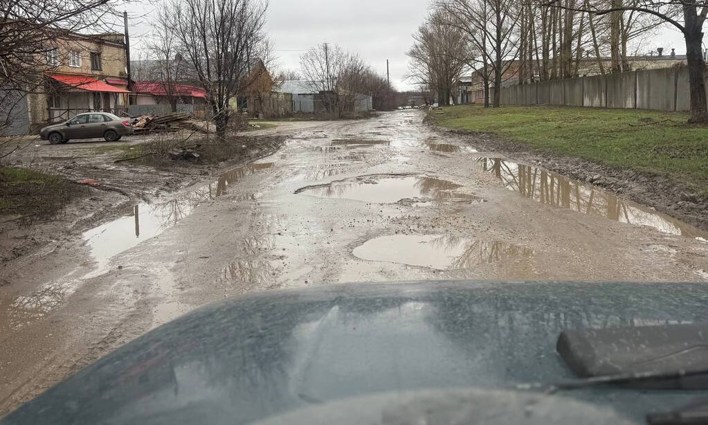 Саратовцы показали, как рискуют жизнью из-за разбитых дорог без тротуаров
