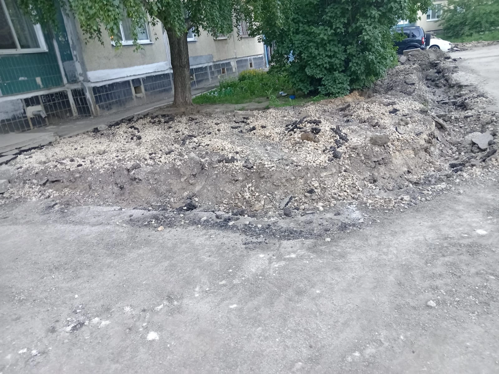 Жители многоэтажки в Саратове опасаются переломать ноги у собственного подъезда