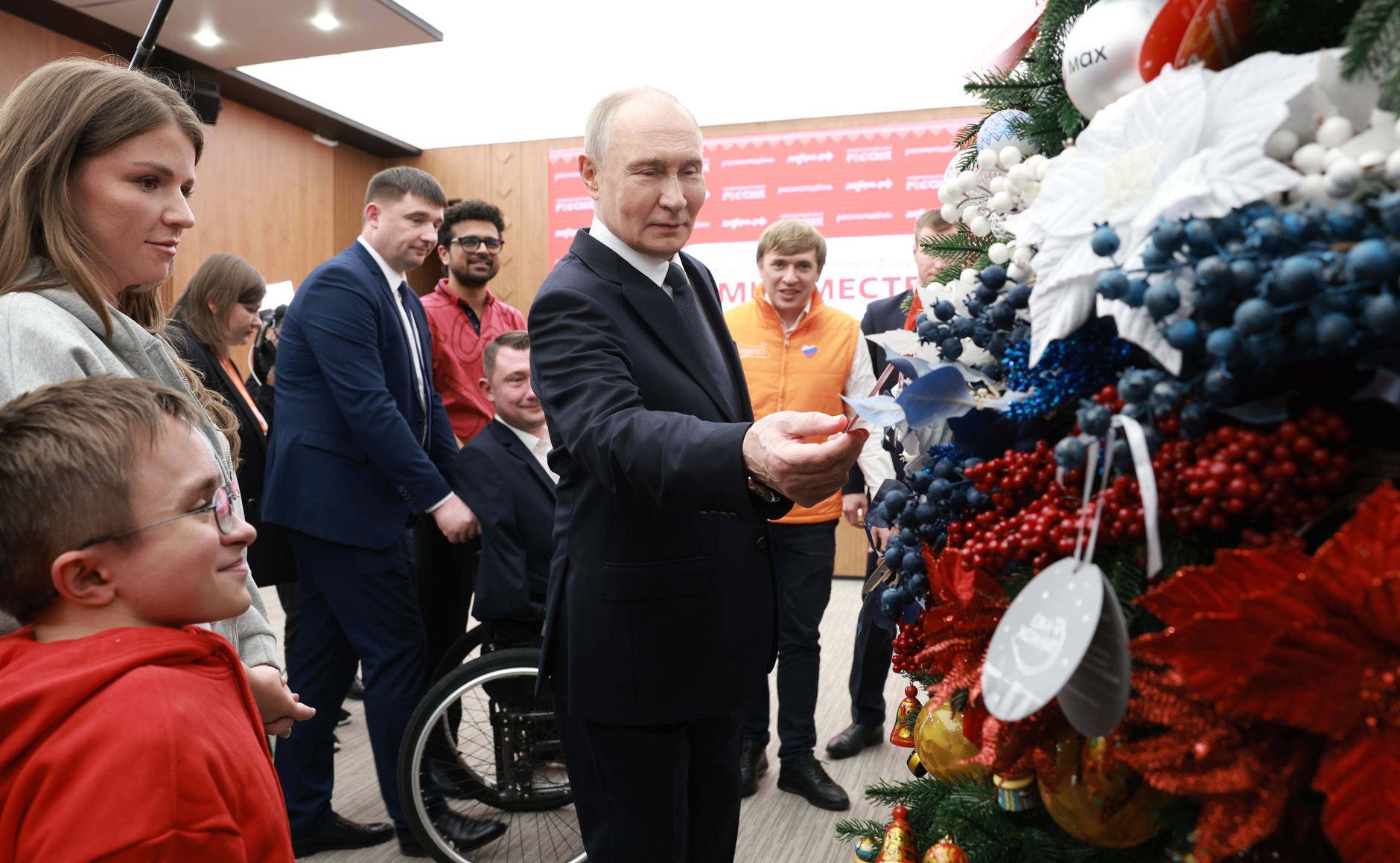 Сотрудники ДПС и космонавты: Владимир Путин исполнит желания детей к Новому году