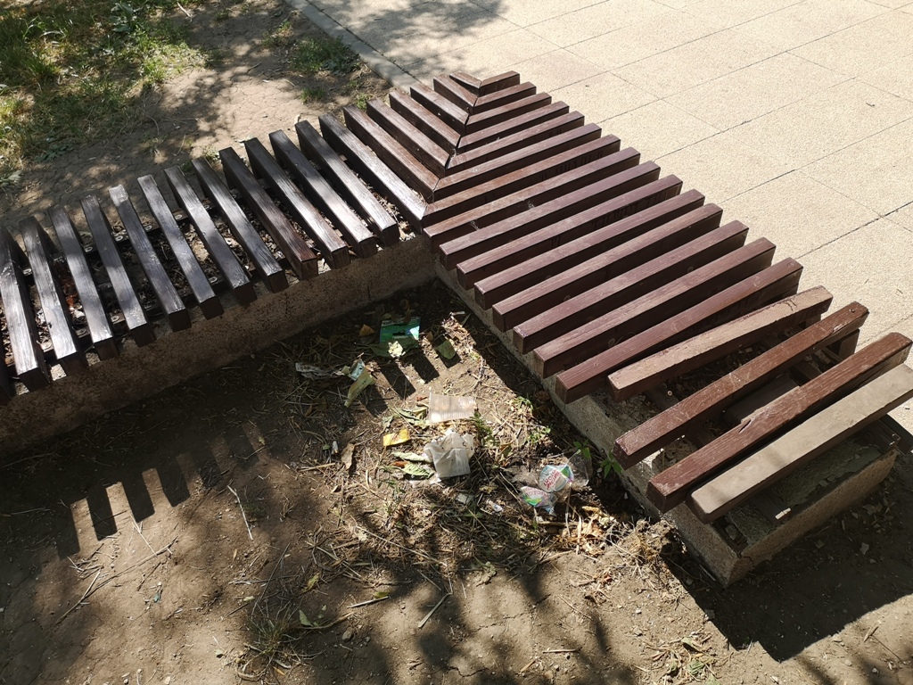 Вандалы сломали скамейку