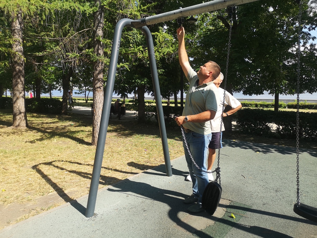 Сломаные качели на старой набережной