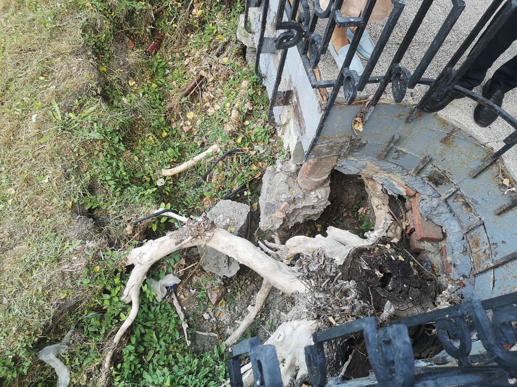 Сползающий склон старой набережной