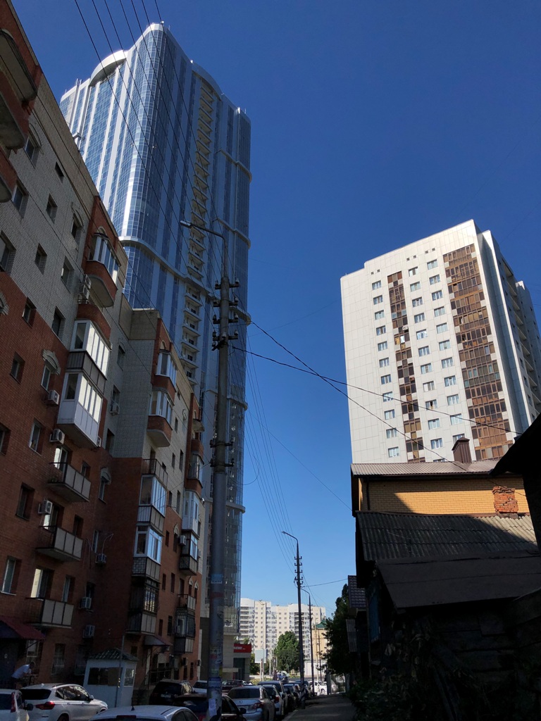 Сатрейший дом Саратова между высотками