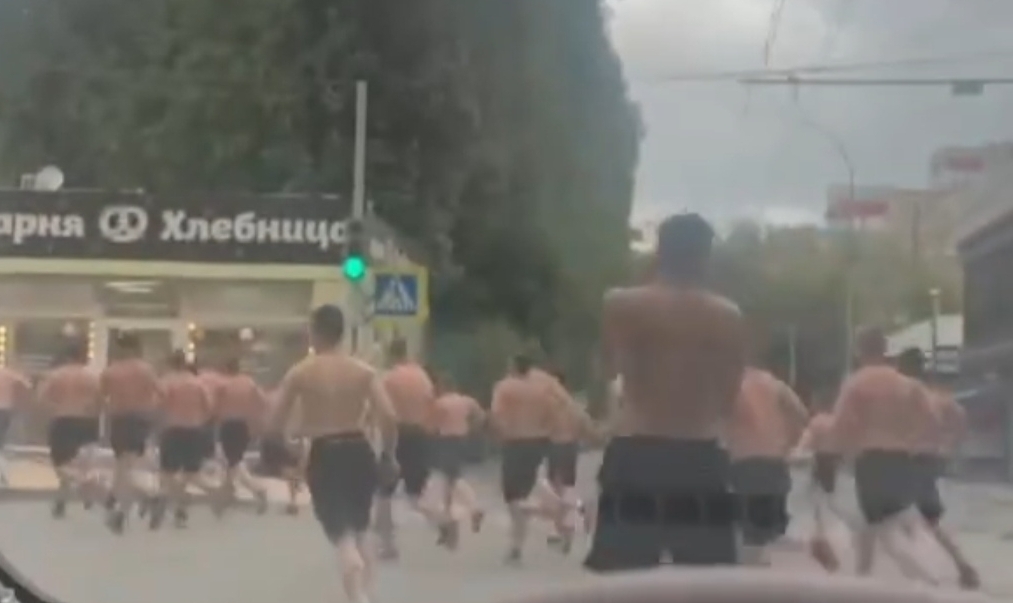 Курсанты перестали бегать по Саратову с голым торсом