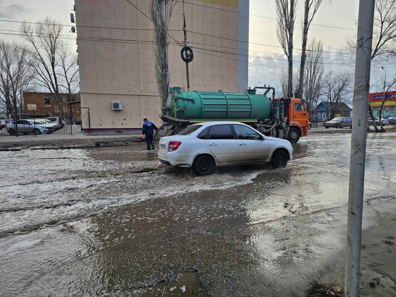 затопленный фекалиями двор в Энгельсе