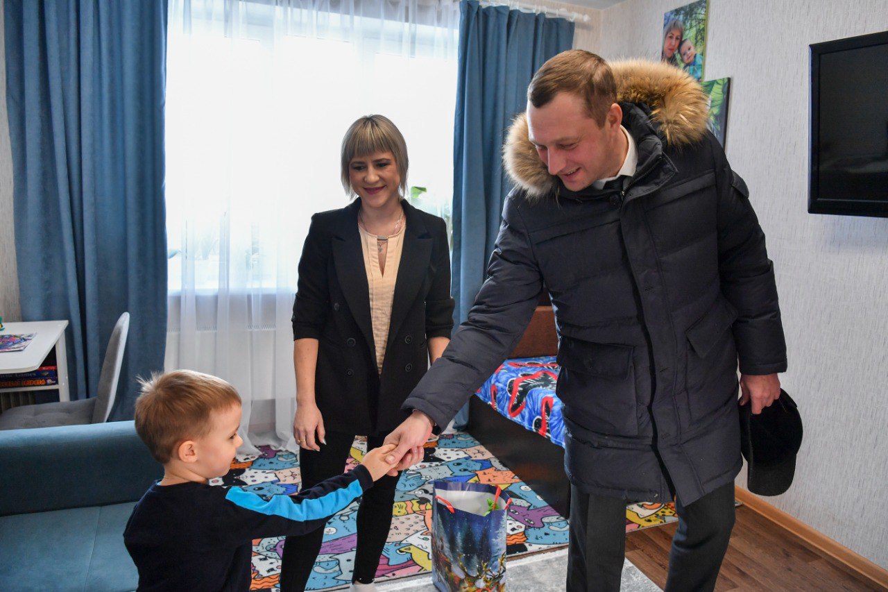 Губернатор Роман Бусрагин навестил переселенцев
