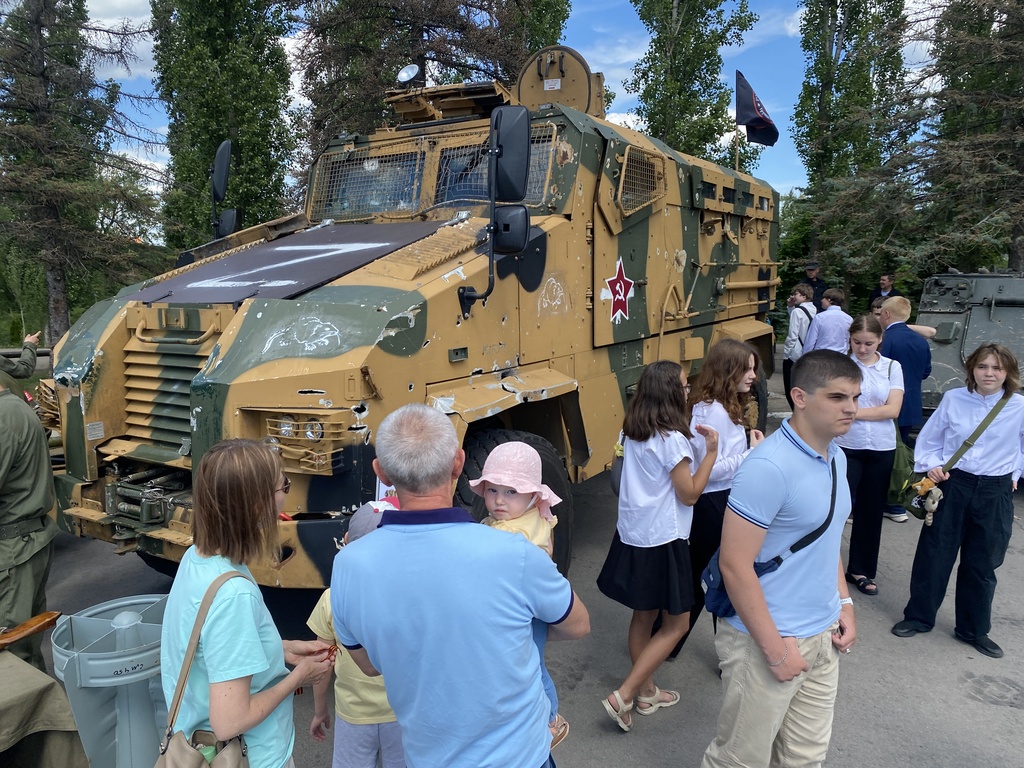 В Парке Победы в Саратове показали трофейные БТР и «Хамви» В Парке Победы в Саратове показали трофейные БТР и «Хамви»