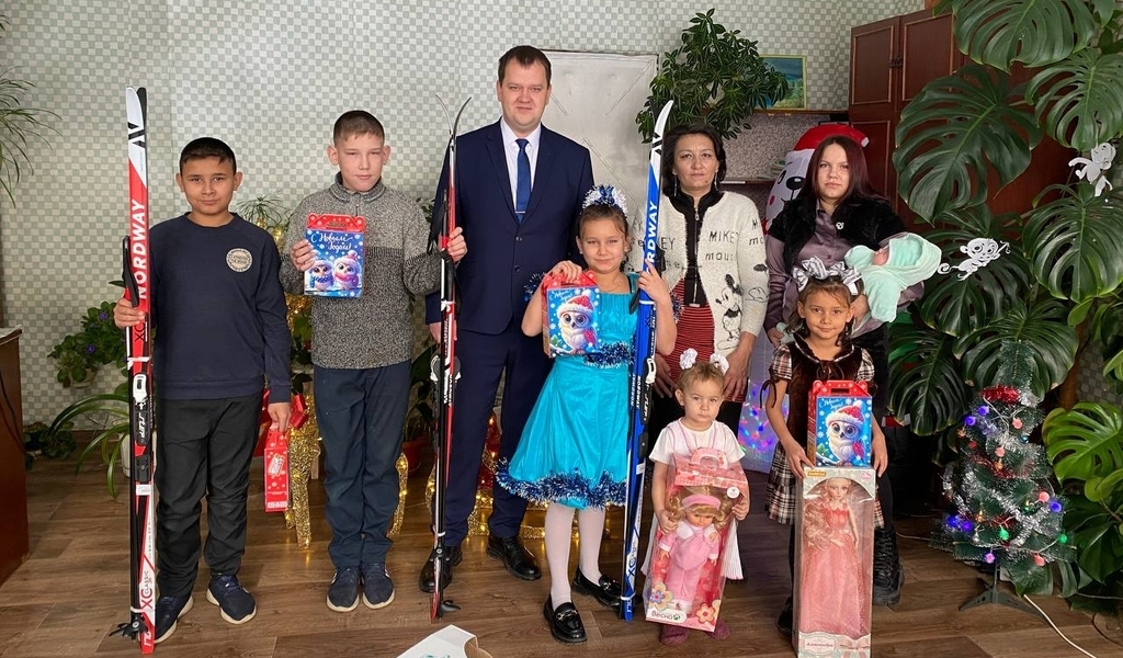 Барабан, самокат и доброе слово: саратовские чиновники исполняют желания на Новый год