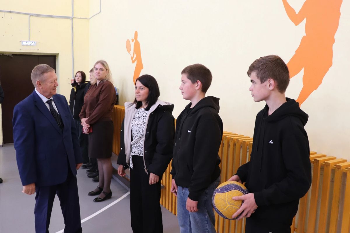 Панков осмотрел отремонтированную школу в саратовском селе