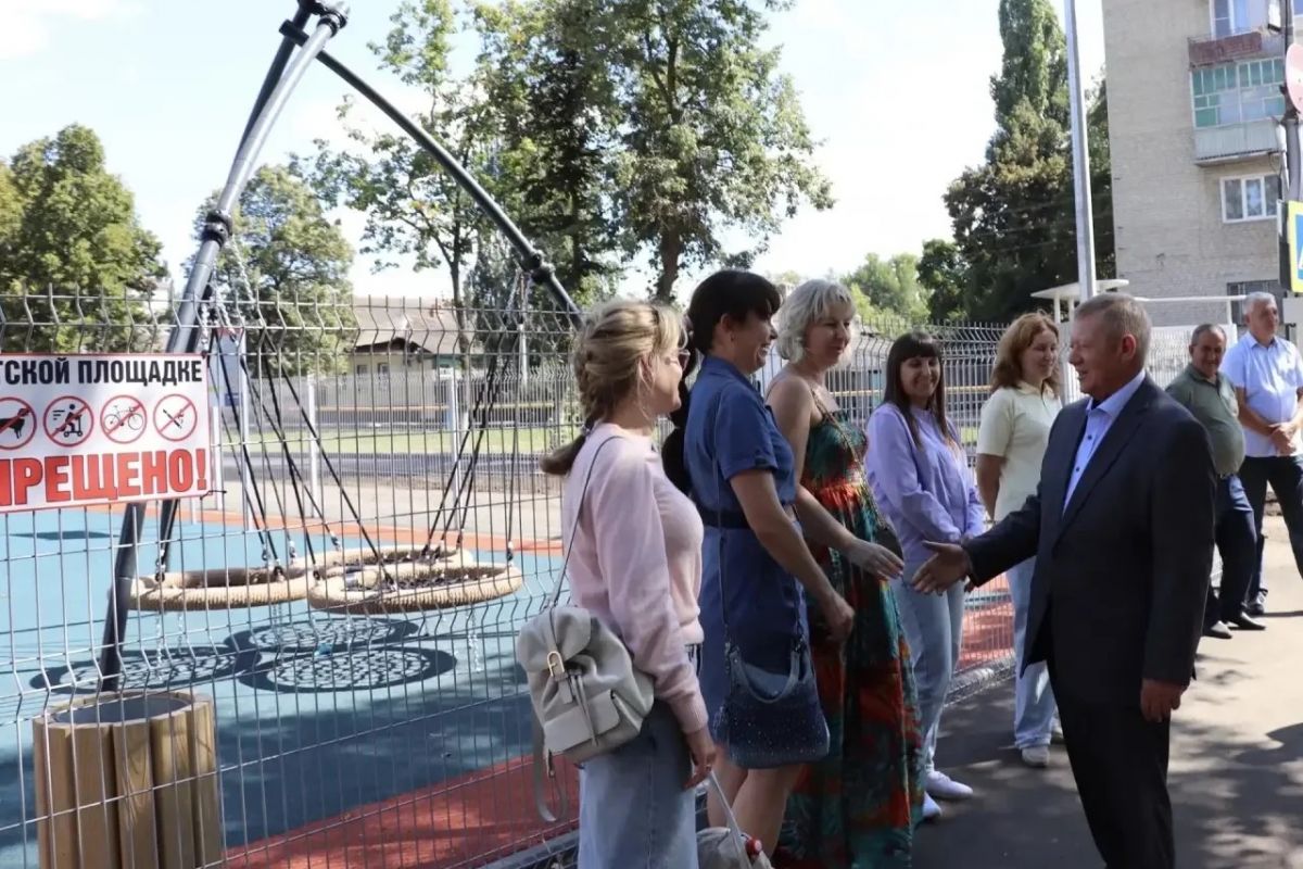 В Балашове завершилось благоустройство нового сквера и детской площадки В Балашове завершилось благоустройство нового сквера и детской площадки