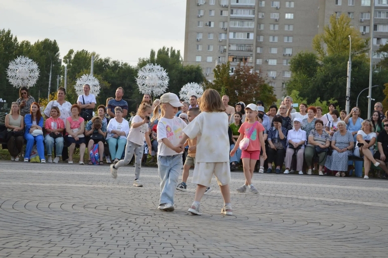 Балаковцы празднуют День города на лыжах, самокатах и гусеницах Балаковцы празднуют День города на лыжах, самокатах и гусеницах