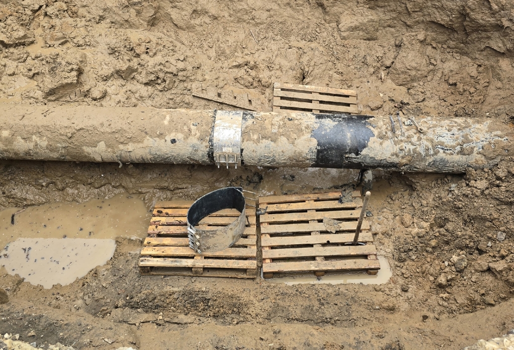 Водопровод в Красноармейске снова дал течь Водопровод в Красноармейске снова дал течь