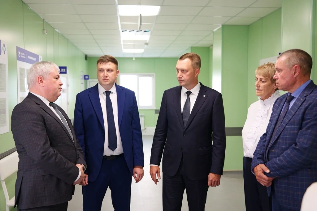 Кино закрыто, больница без врачей: губернатор решал проблемы жителей Ершовского района Кино закрыто, больница без врачей: губернатор решал проблемы жителей Ершовского района