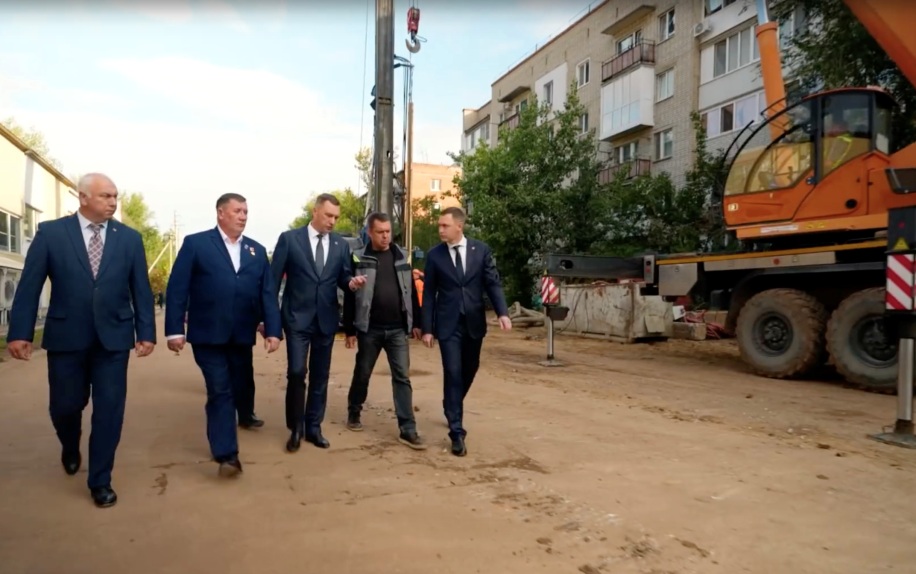 Губернатор в Энгельсе озвучил решения по ремонту дорог, школ и коллектора Губернатор в Энгельсе озвучил решения по ремонту дорог, школ и коллектора