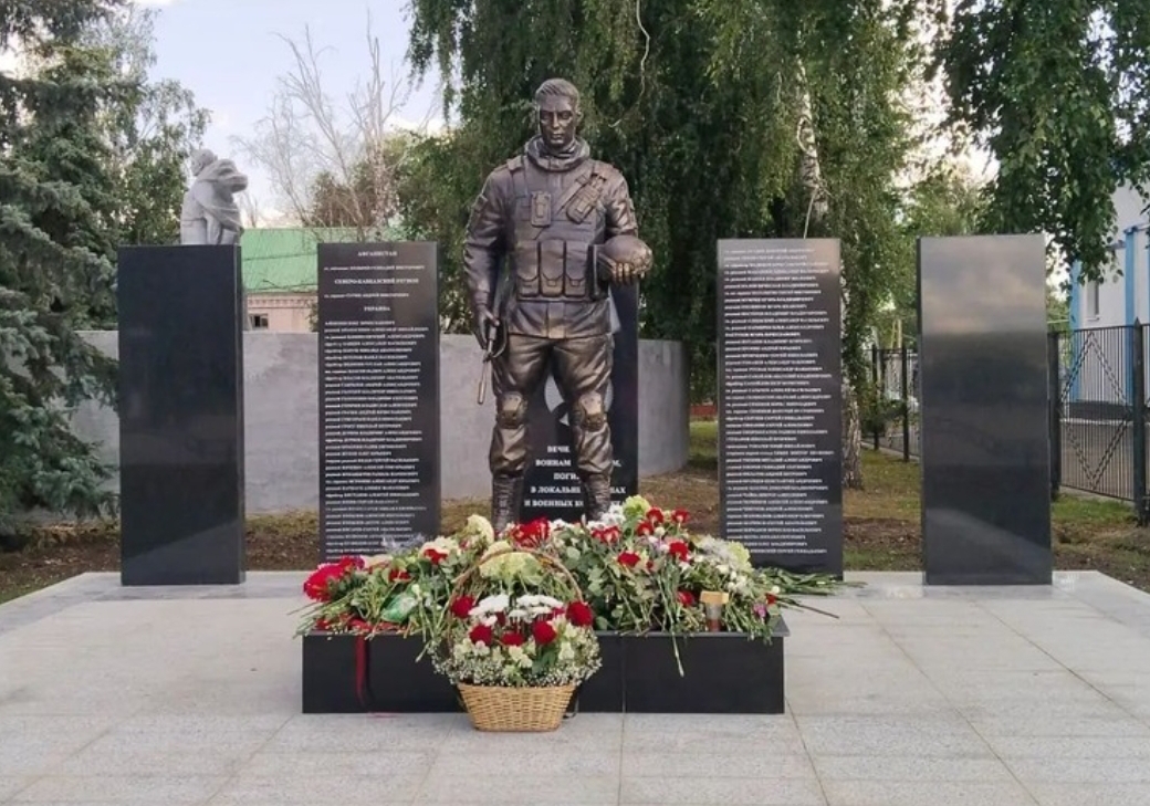 «Преклоняемся перед героизмом»: в Новых Бурасах увековечили память погибших «Преклоняемся перед героизмом»: в Новых Бурасах увековечили память погибших