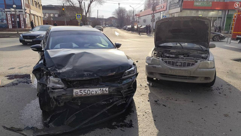 Водитель Hyundai и трое его пассажиров покалечились в ДТП в Энгельсе