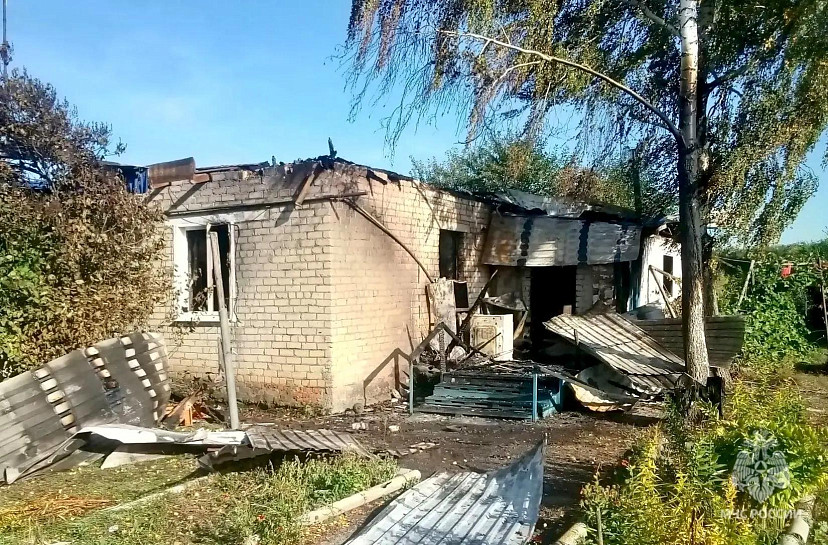 В саратовском селе пенсионерке помогли выбраться из горящего дома, а её муж погиб В саратовском селе пенсионерке помогли выбраться из горящего дома, а её муж погиб