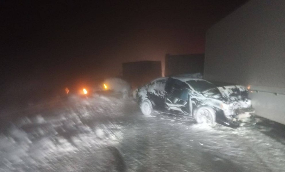 Авария с фурой заблокировала движение на трассе в Балаковском районе Авария с фурой заблокировала движение на трассе в Балаковском районе