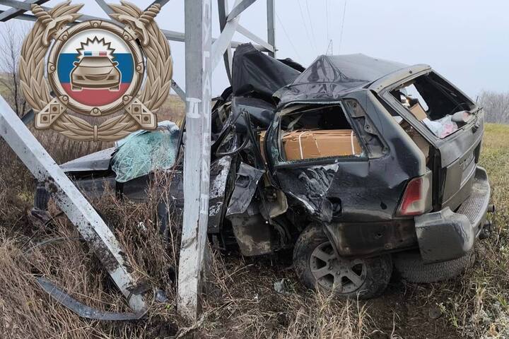 Автомобиль вылетел с саратовской трассы и врезался в опору ЛЭП