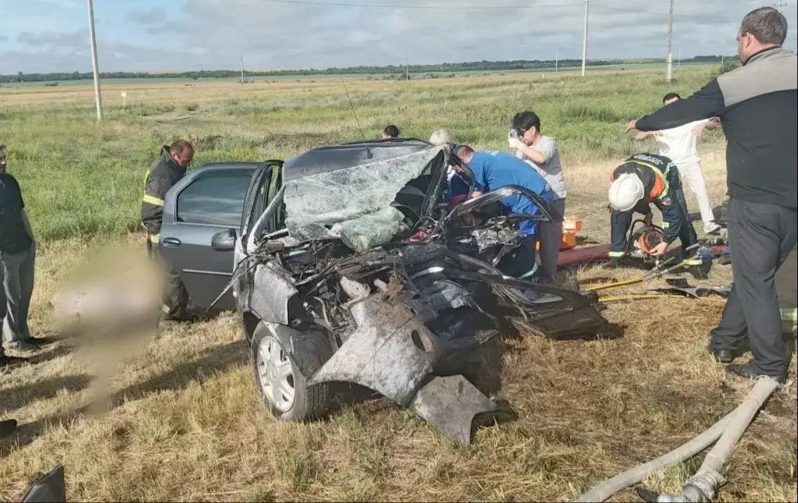 Шесть человек погибли при столкновении двух иномарок на саратовской трассе Шесть человек погибли при столкновении двух иномарок на саратовской трассе