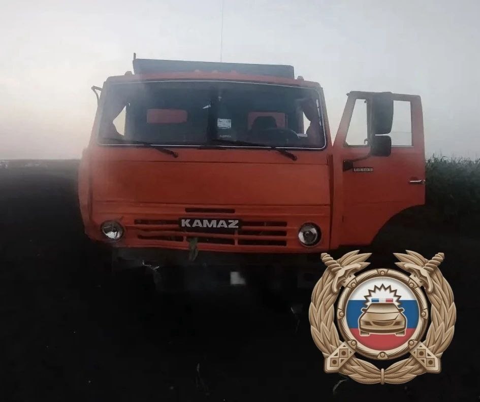 На поле в Саратовской области столкнулись КамАЗ и УАЗ, погибла женщина На поле в Саратовской области столкнулись КамАЗ и УАЗ, погибла женщина